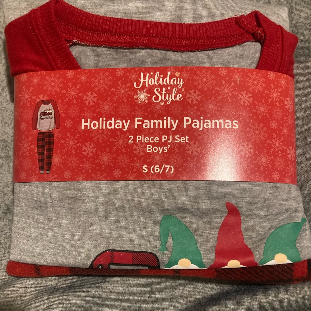 Boys Christmas pjs size 6/7